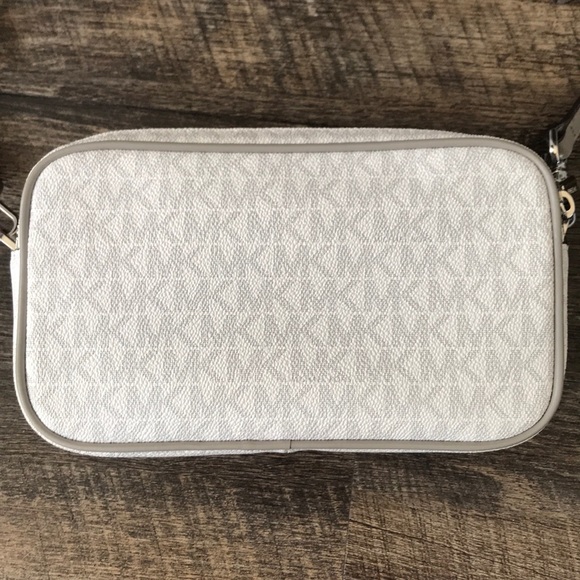 Michael Kors Crossbody purse. Like new condition - Picture 3 of 8